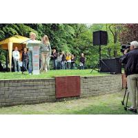 3050_9188 Lesung von Schülerinnen und Schülern gegen das Vergessen. | Denkmal zur Erinnerung an die Bücherverbrennung in Hamburg Eimsbüttel, Isebekkanal.